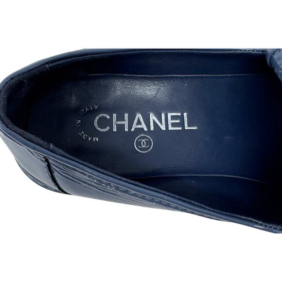 CHANEL Turnlock Quilted Loafers CC Logo Navy Blue Patent Leather Flats Shoe EU40 - Picture 7 of 11